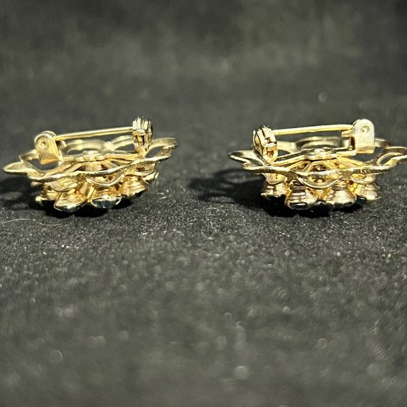 Vintage Pair Of Gold Tone Aurora Borealis Rhinestone Flower Brooches (3409) - Picture 7 of 9